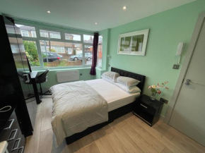 Letzi Private En-Suite, Near Heathrow Airport T3